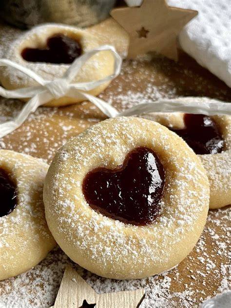 Vegan Marzipan Plätzchen auf Backblech vor dem Backen