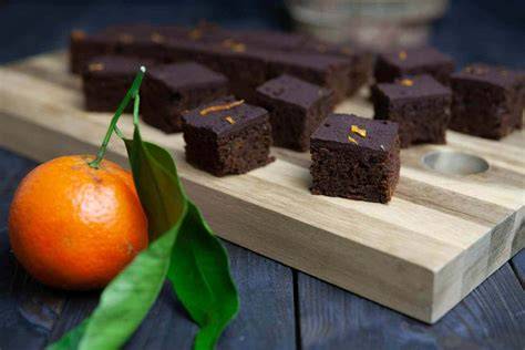 Vegan Orangen Lebkuchen Schnitten im Anschnitt