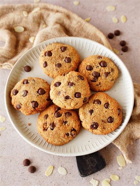 Vegan Peanut Butter Chocolate Cookies angerichtet auf Teller, mit Glas Pflanzenmilch