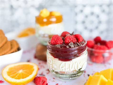 Vegan dekorierte Schoko-Kokos-Mousse im Glas mit Beeren