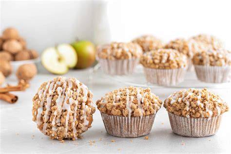 Vegane Apfel Muffins mit goldbraunen Zimtstreuseln