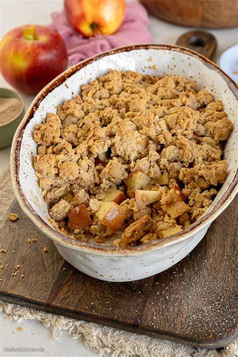 Vegane Apfelcrumble-Auflaufform mit goldbraunen Streuseln