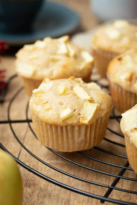 Vegane Apfelmuffins auf einem Holzbrett, Nahaufnahme