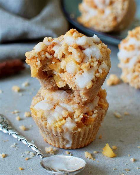 Vegane Apfelmuffins mit Vanilleeis serviert
