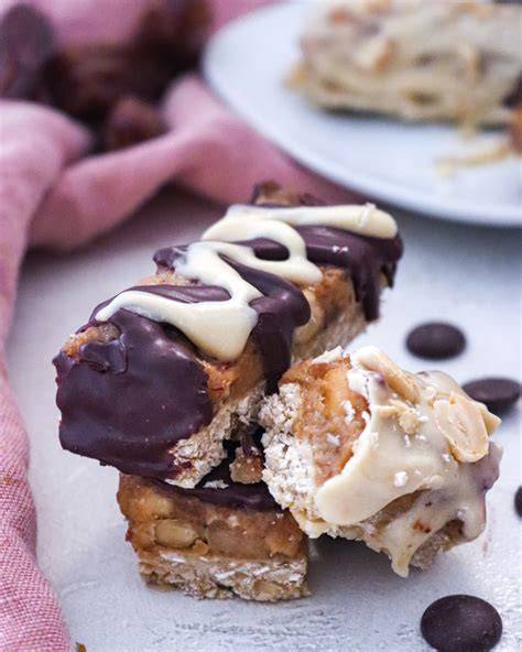 Vegane Bananenkuchenstücke mit Karamell und Cashewcreme