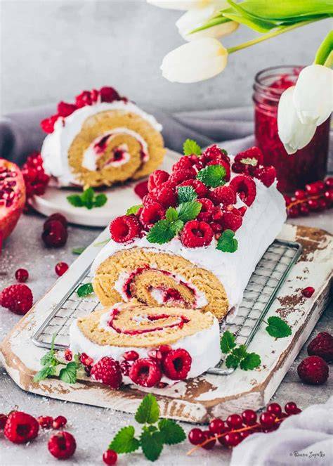 Vegane Biskuitrolle mit frischem Obst