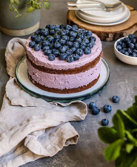 Vegane Blaubeer-Torte frisch dekoriert mit Blaubeeren