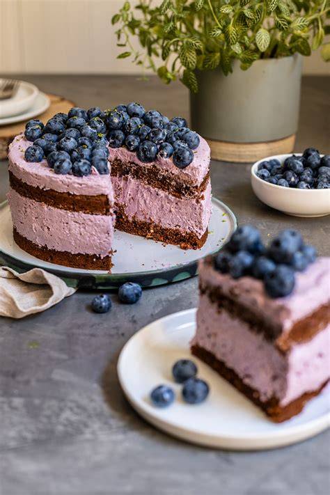 Vegane Blaubeertorte frisch mit Tortenring beim Schichten