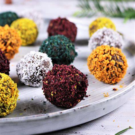 Vegane Bounty-Pralinen auf einem Teller