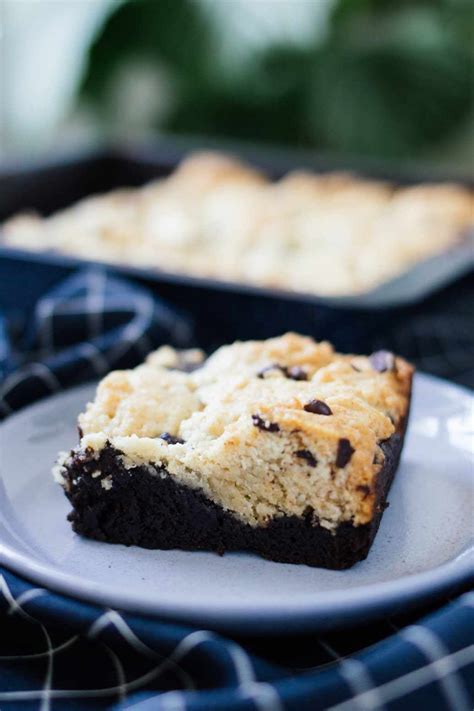 Vegane Brookies mit Kokosstreuseln und frischen Kokosraspeln