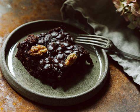 Vegane Brownies frisch gebacken in der Form, mit Schokodrops und Nüssen getoppt