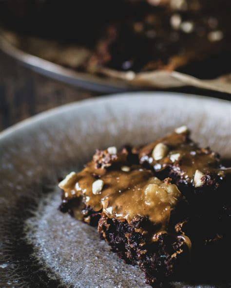 Vegane Brownies mit Vanilleeis und flüssiger Schokolade serviert