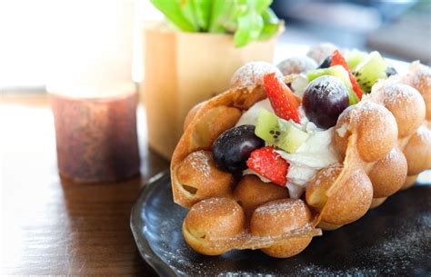 Vegane Bubble Waffle mit Früchten
