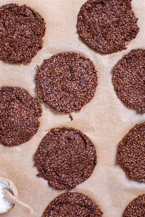 Vegane Cashew-Haferflocken-Dattel-Cookies auf Backblech vor dem Backen
