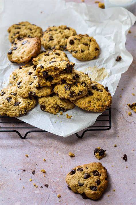 Vegane Chocolate Chip Cookies mit Schoko Chunks auf einem Blech