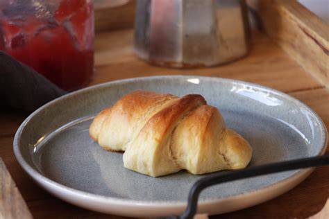 Vegane Croissants auf einem Teller, frisch gebacken