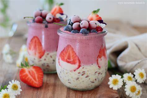 Vegane Dessertalternative mit Hafermilch und Beeren
