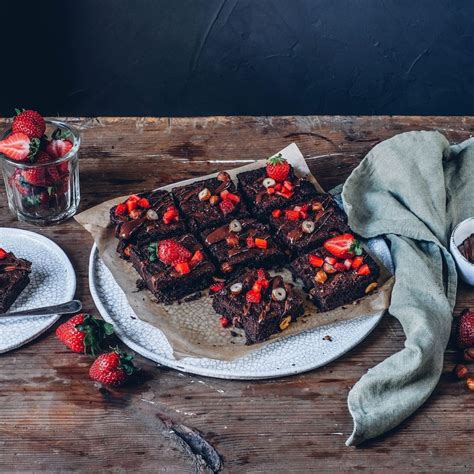Vegane Dessertauswahl: Kuchen, Brownies, Streuselkuchen und Eis