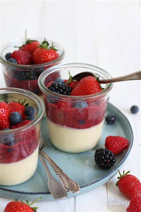 Vegane Dessertauswahl mit frischen Beeren, Creme und Streuseln