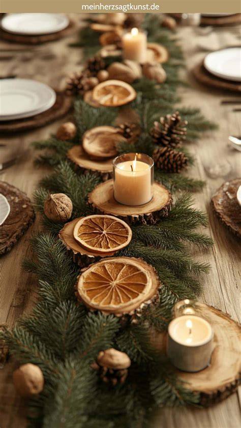 Vegane Dinkel-Zimt-Kekse frisch gebacken auf einem Holzbrett, winterliche Dekorationen
