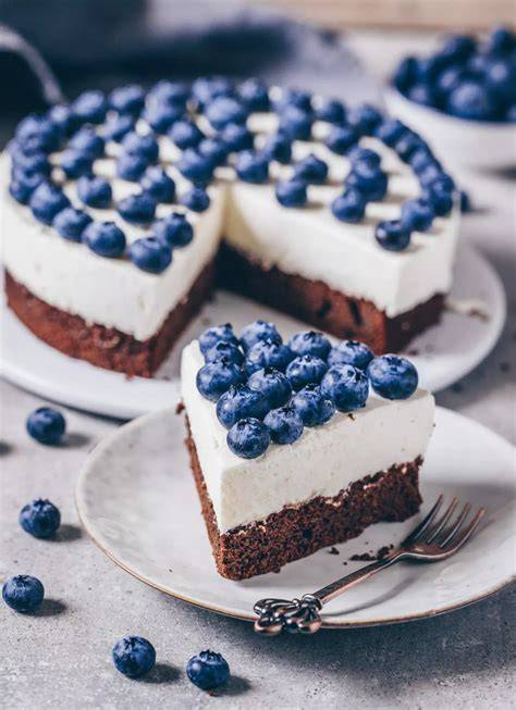 Vegane Erdbeer-Stracciatella-Torte, Anschnitt mit Schokoboden und Erdbeerkern