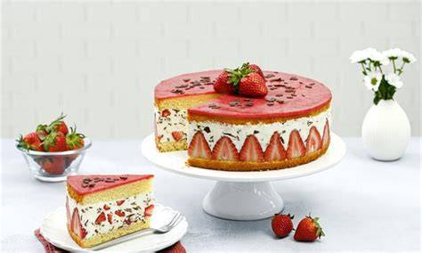 Vegane Erdbeer-Stracciatella-Torte mit Schokoladenbiskuit