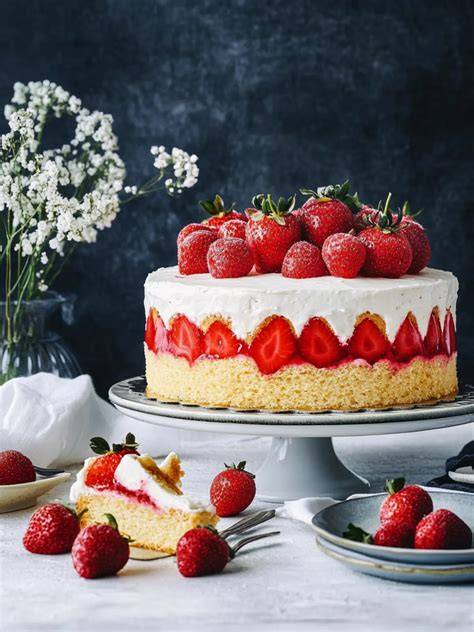 Vegane Erdbeertorte - Frische Erdbeeren und cremige Schichten