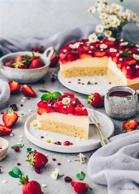 Vegane Erdbeertorte mit Vanillepudding und frischen Erdbeeren