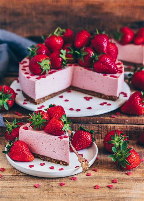 Vegane Erdbeertorte mit frischer Minze und Dekoration