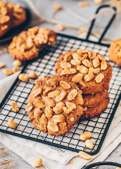 Vegane Erdnussbutter Cookies mit Schokoladenstückchen, Detailansicht auf Cookie-Struktur