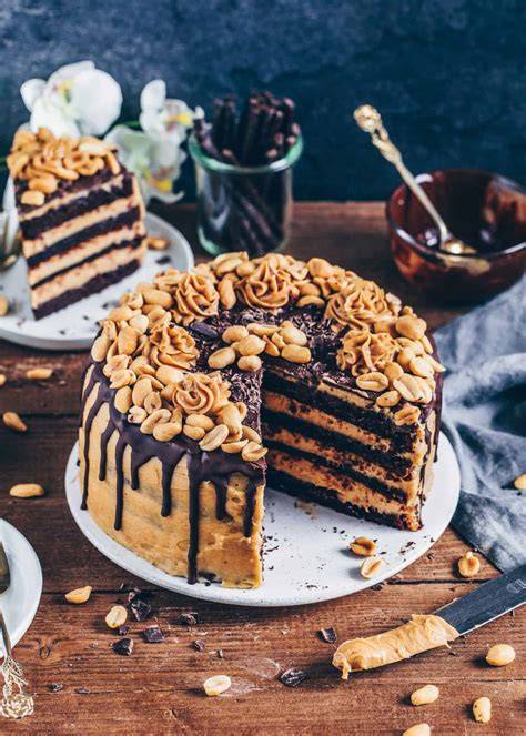 Vegane Erdnussbutter-Torte mit Schichten, Frosting und Deko