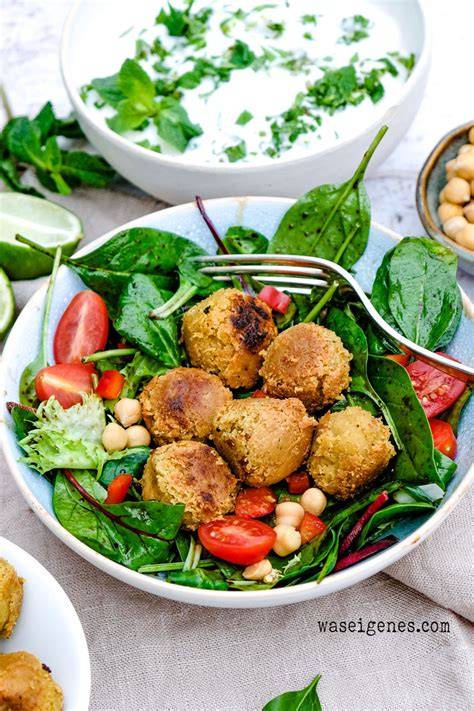 Vegane Falafel auf Teller mit Salat
