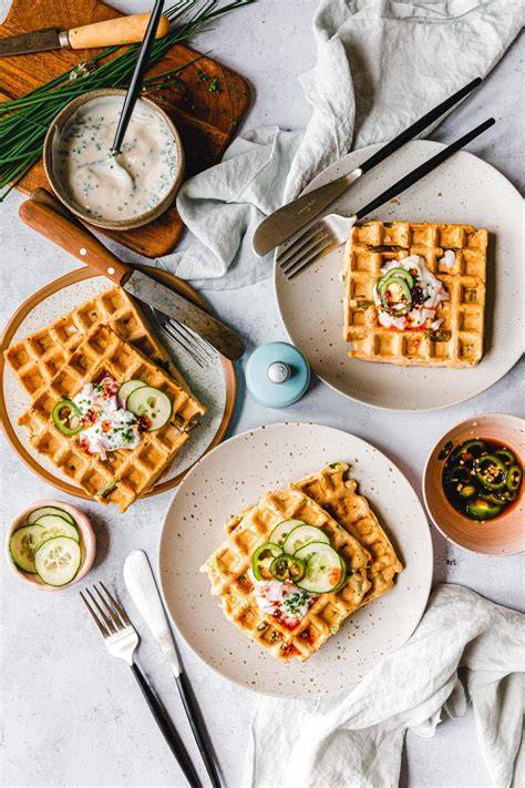 Vegane Frühlingszwiebel-Waffel mit Schnittlauch-Joghurt