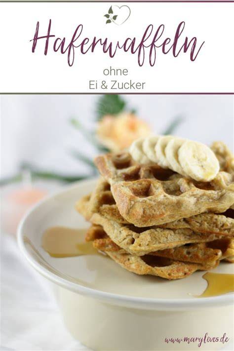 Vegane Haferwaffeln frisch aus dem Waffeleisen mit Ahornsirup