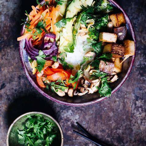 Vegane Hauptspeisen: Buddha Bowl, Hummuskuchen, Sushi-Sandwich