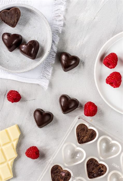 Vegane Himbeer-Schoko-Pralinen in Herzform