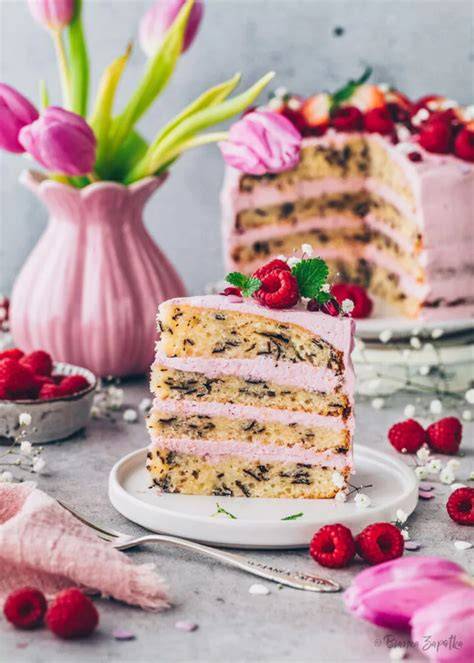Vegane Himbeer-Stracciatella-Torte angeschnitten