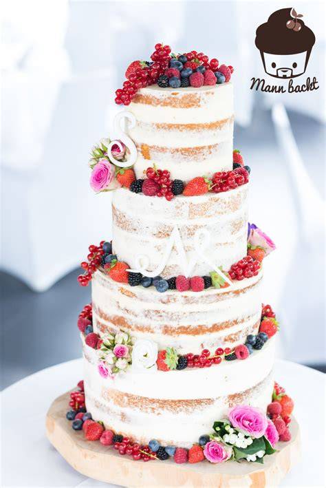 Vegane Hochzeitstorte mit frischen Beeren und veganen Cremes