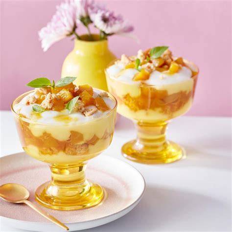 Vegane Joghurt-Desserts: Bananenmix mit Kokosjoghurt und buntem Obst