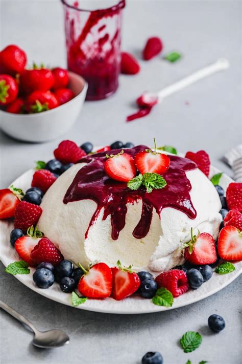 Vegane Joghurtbombe auf einer Platte mit frischen Beeren dekoriert