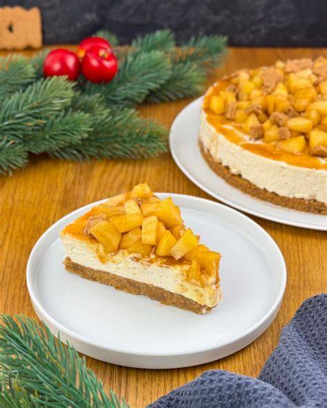 Vegane Käsekuchenschicht mit karamellisierten Apfelstücken als Topping