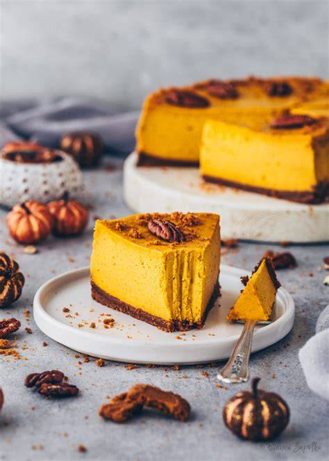 Vegane Kürbis Cheesecake mit Pekannuss-Topping angeschnitten