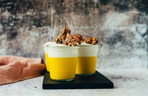 Vegane Kürbis Mousse mit Nuss-Brittle, angerichtet im Glas