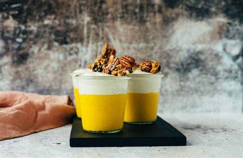 Vegane Kürbis Mousse mit Pekannüssen und Kokossahne