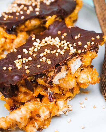 Vegane Knusperriegel in Stücke geschnitten
