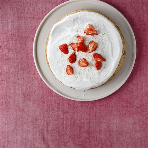 Vegane Kokos-Limetten-Torte auf einer Servierplatte