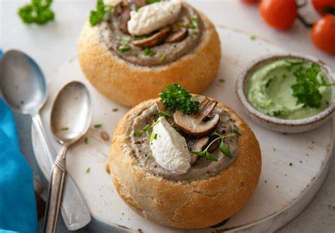 Vegane Kräuterquark-Variante mit frischen Kräutern und gebratenen Champignons
