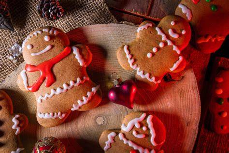 Vegane Lebkuchen mit Zuckerguss und bunten Nüssen verziert