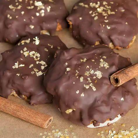 Vegane Lebkuchen-Kekse auf Servierteller