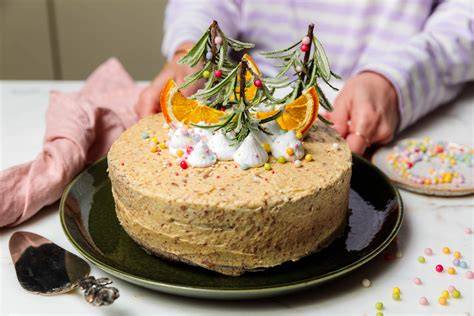 Vegane Lebkuchen-Spekulatius-Torte mit dekorierten Rosmarinzweigen